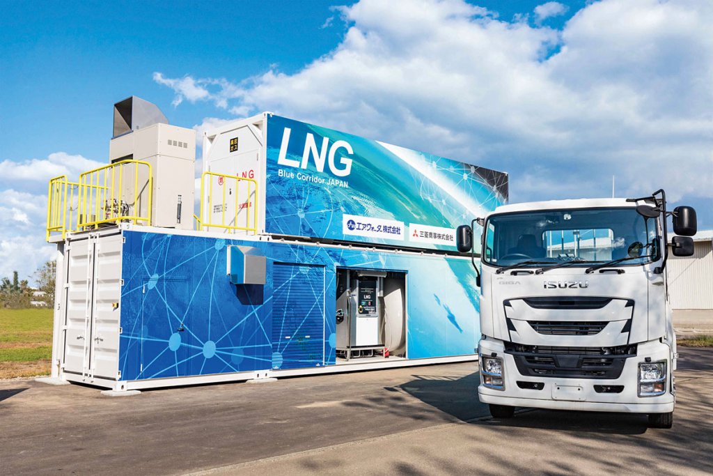 三菱商事とエア・ウォーターが共同開発した小型LNG充填設備といすゞの大型LNGトラック「ギガLNG」
