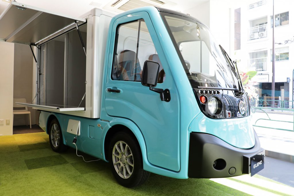 1階の展示スペースには移動販売車仕様のエレモ200が展示されている