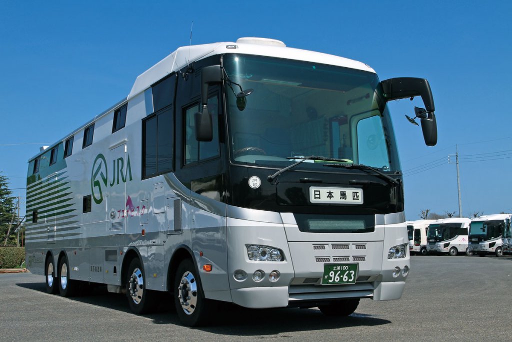 日本馬匹輸送自動車が運用する競走馬運搬車。トラックのシャシーにバスのボディを組み合わせるのが特徴だ