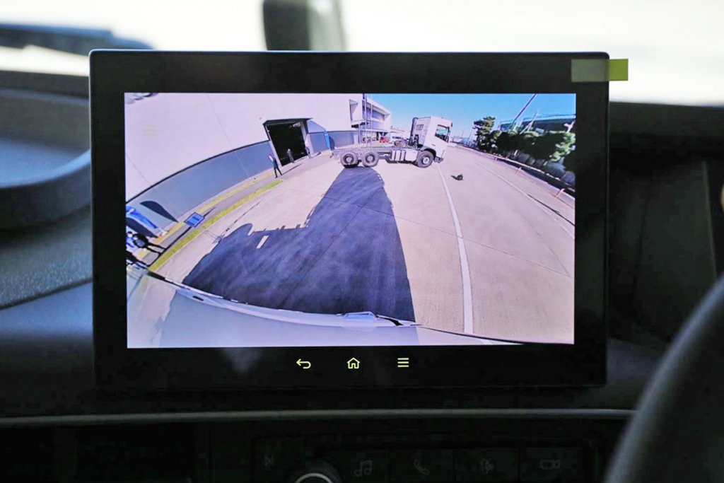 サイドディスプレイに表示されるコーナーカメラの映像。超広角カメラながら歪みはおもったほどキツくはない