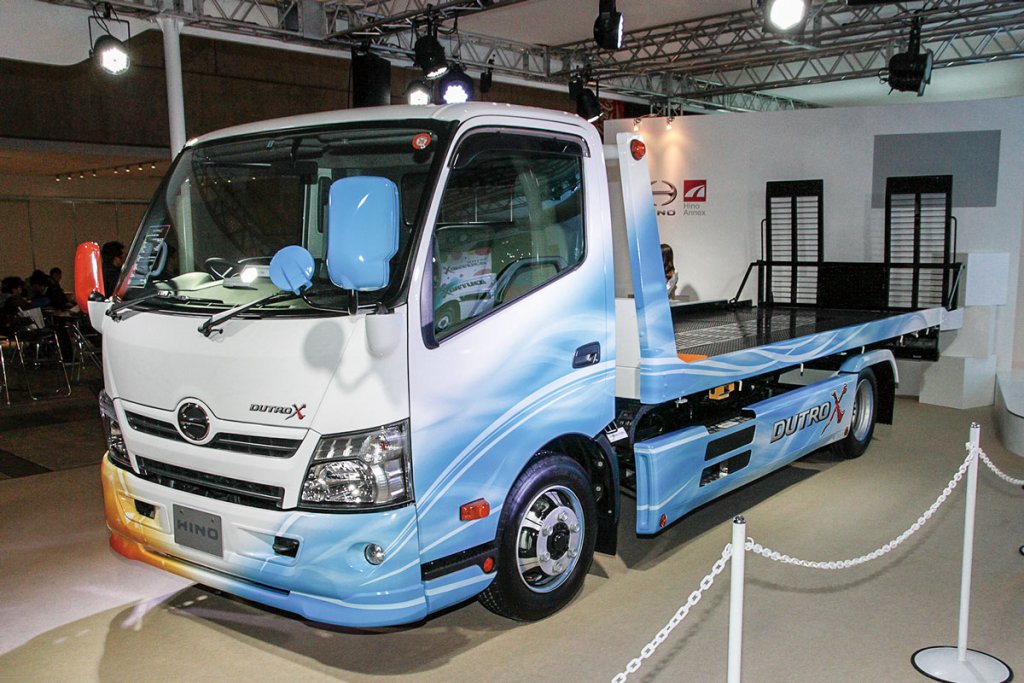 同じく日野自動車が東京オートサロン2014に出品した日野デュトロ エックスの1台積み車両運搬車