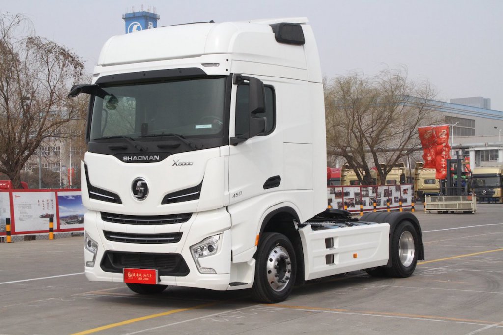 最新の大型フラックシップ「徳龍X6000」。エンジンレンジは430～660hpで、このうち中国最強となる660hp車は、濰柴の15.3L直6エンジンを搭載するもの