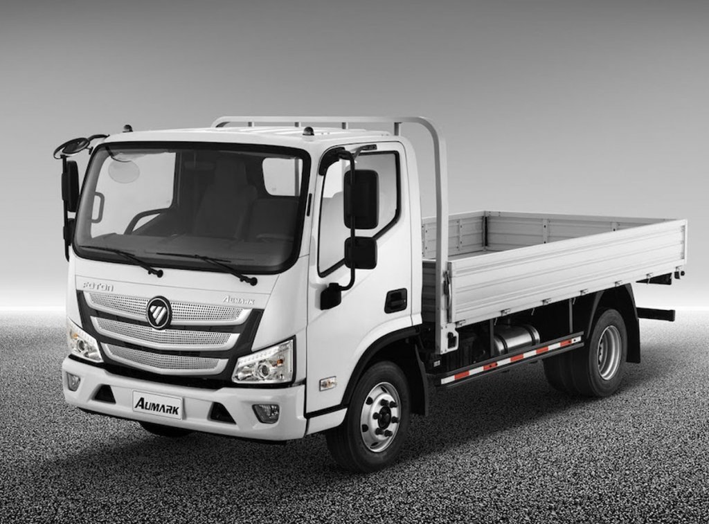 GVW4.9～14tクラスの小型トラック「欧馬可S3」。このS3とキャブデザインが異なる欧馬可3があり、S3はダイムラー技術を導入したものという。エンジンレンジは110～170hp