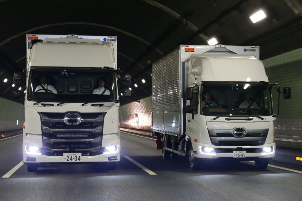 日野自動車の大型トラック「日野プロフィア（左）」と「日野レンジャー（右）」。現行モデルは2017年に登場した