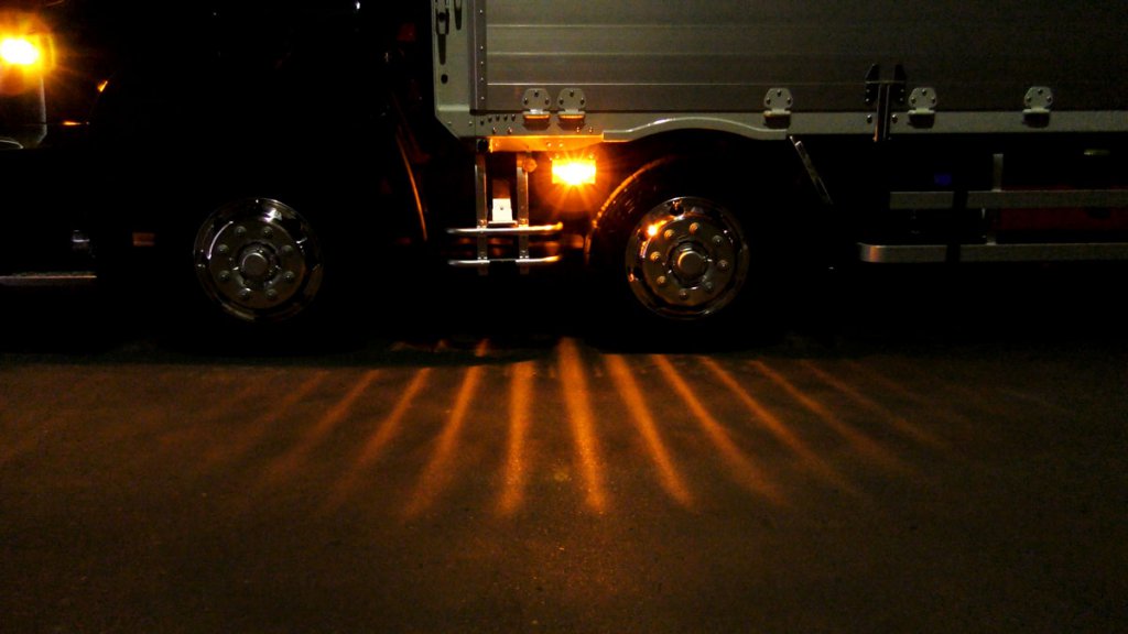 帯状の光が歩行者を救う!? 小糸製作所のトラック用ウインカーランプのニューモデルがスゴい!!
