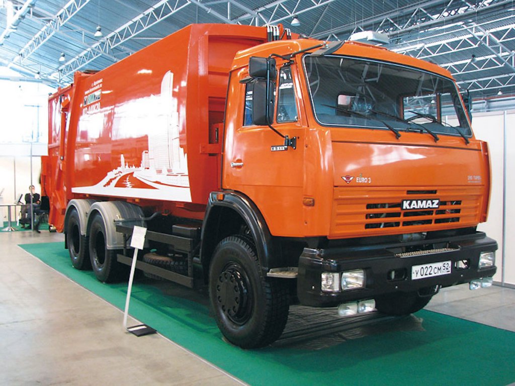 KOMMASh・KO-440K20／ロシア国産メーカーのリアローダー付圧縮式ゴミ収集車の新型。GVW25.2t・積載量10.4t・荷箱容積20㎥。架装ベースはKamAZ-65115