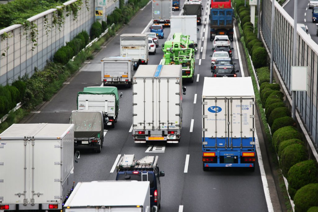 混合交通が基本となる日本の道路。渋滞や事故を防ぐためにもプロとして周囲に状況に合わせた運転が必要だ