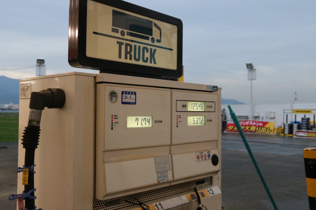 運送業界ピンチで急浮上!! 燃料高騰で導入が求められるトラックの「燃料サーチャージ」とは？
