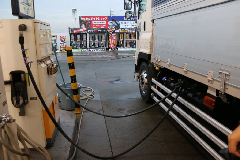 燃料価格高騰で導入が求められるトラックの「燃料サーチャージ制」はどんな制度？