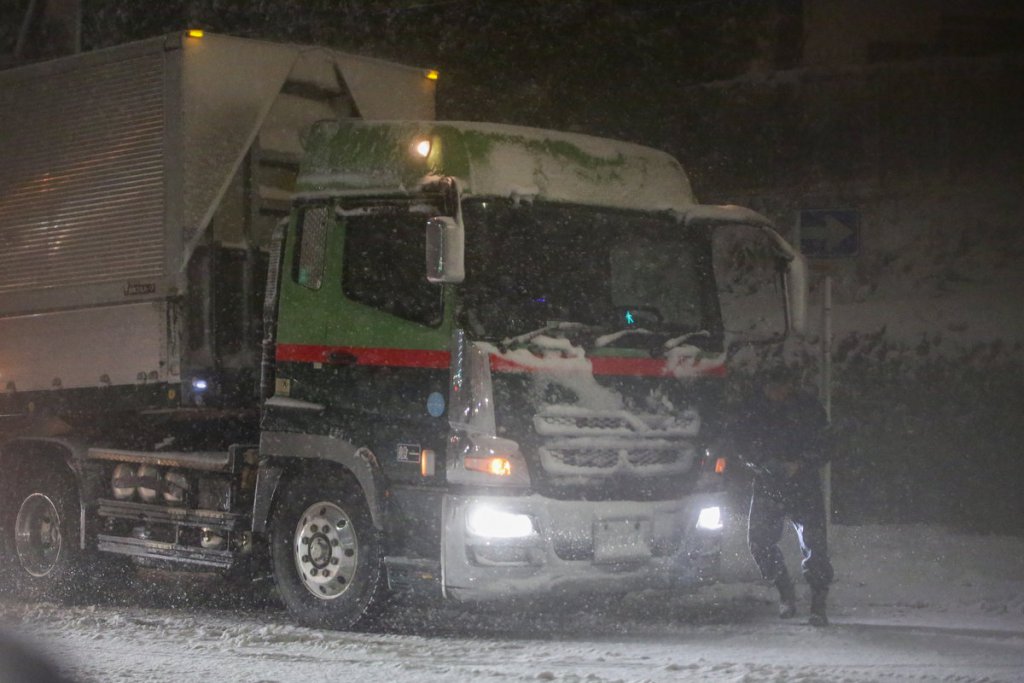 トラックは人情も運ぶ! 雪降るサービスエリアの片隅で紡ぐハートウォーミングな物語