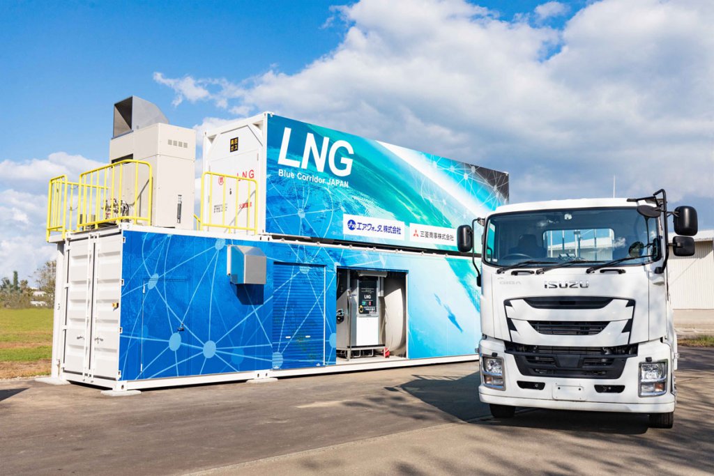 三菱商事とエア・ウォーターが開発した可搬型の小型LNG充填設備。今年4月からギガLNG車とイタリア製大型LNGトラックによる実証実験も始まる