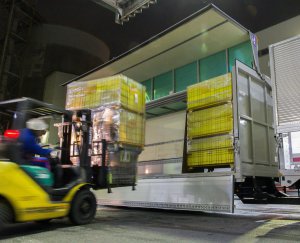 ドライバーに朗報? 三菱重工が荷役作業までやってくれる無人フォークの実証実験