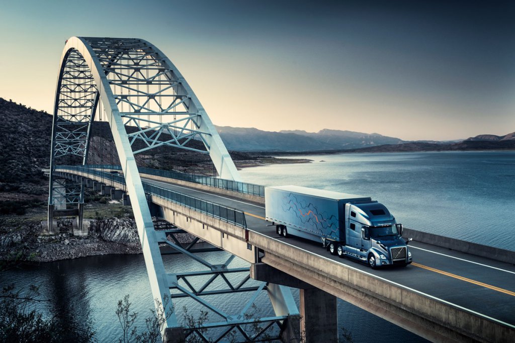 トラックの寸法重量規制は国や地域によってさまざま。米国ではハイウェイの橋梁を過大な負荷から守る連邦ブリッジフォーミュラが州法の上に存在する