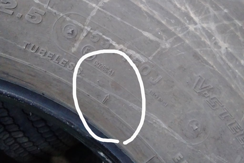 タイヤサイドにあるプラットフォームの位置を示す矢印マーク