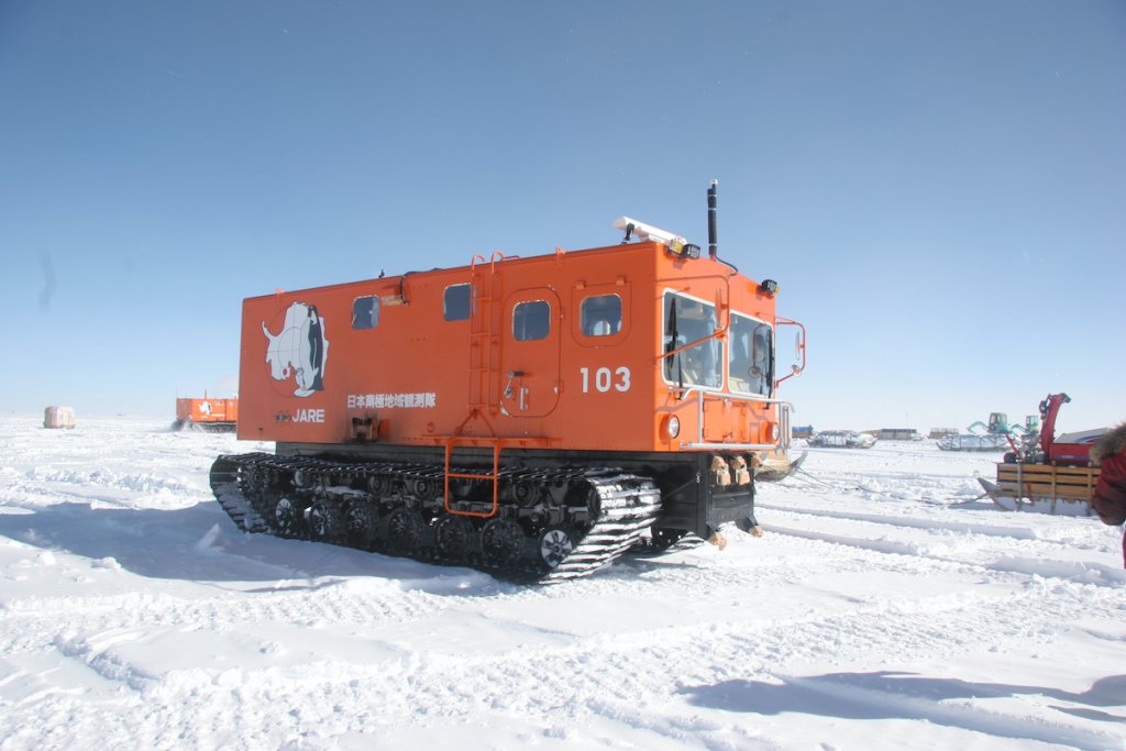 SM100S雪上車。数カ月にわたる調査旅行にも使用される大型雪上車だ