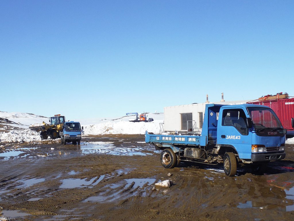 昭和基地周辺で活躍するトラックなどの装輪車。写真は除雪作業を行なっているところ