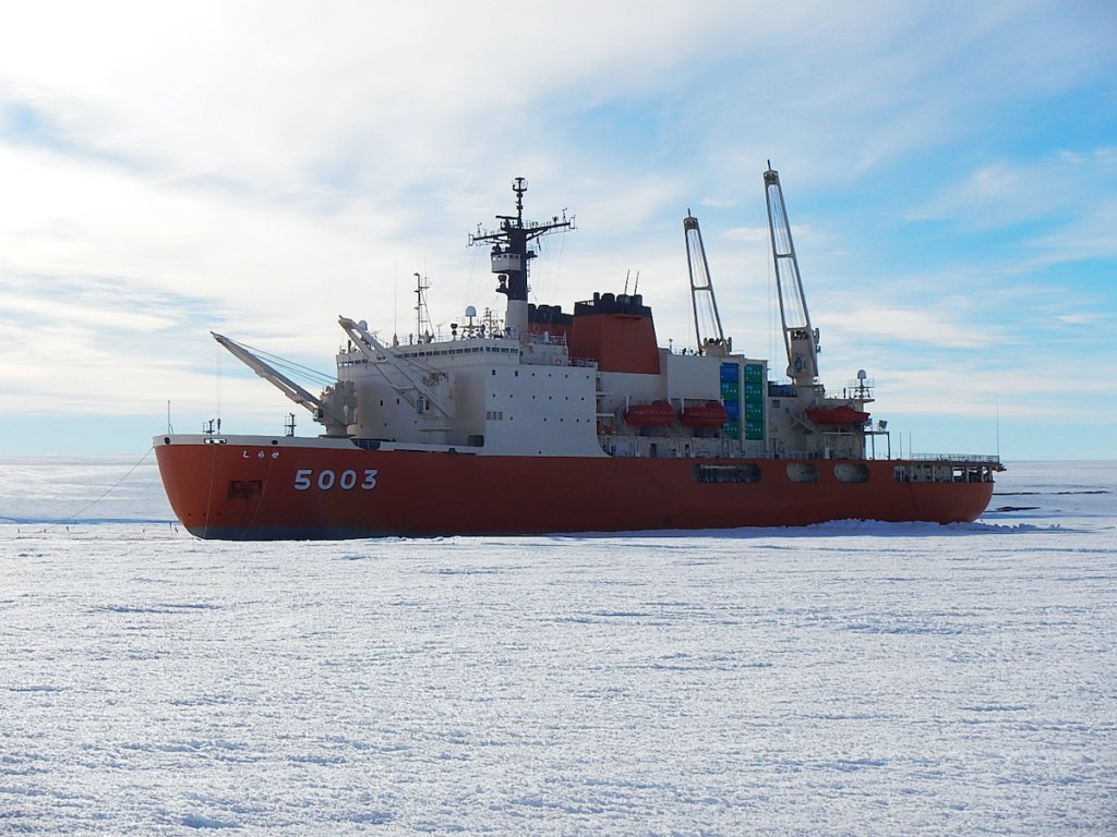 南極観測船「しらせ」の接岸は海氷の状態などにより、その年によってまちまち。到着後、パイプラインによる燃料の輸送や雪上車による氷上輸送が行なわれる