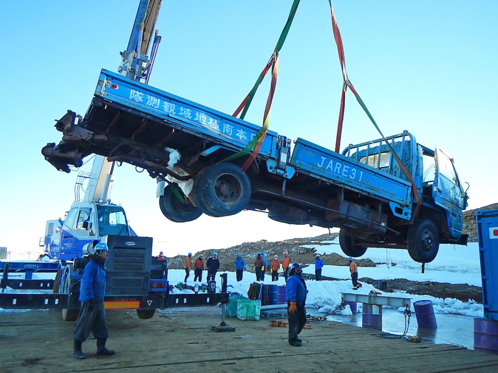 これまで活躍したトラックが、廃棄車両として日本に送り返される日がやってきた