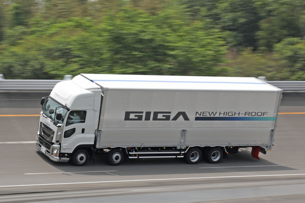 長距離輸送を担う単車の大型トラック（長尺カーゴ車）は全長12m×全幅2.5m×全高3.8m、車両総重量25tが一般的