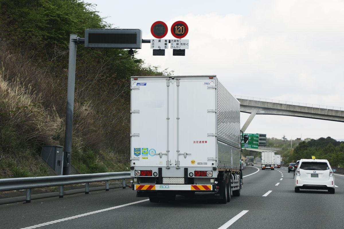 その道路を時速何kmで走るべき リミッターで縛られるトラックの最適な制限速度を考える トラック総合情報誌 フルロードweb