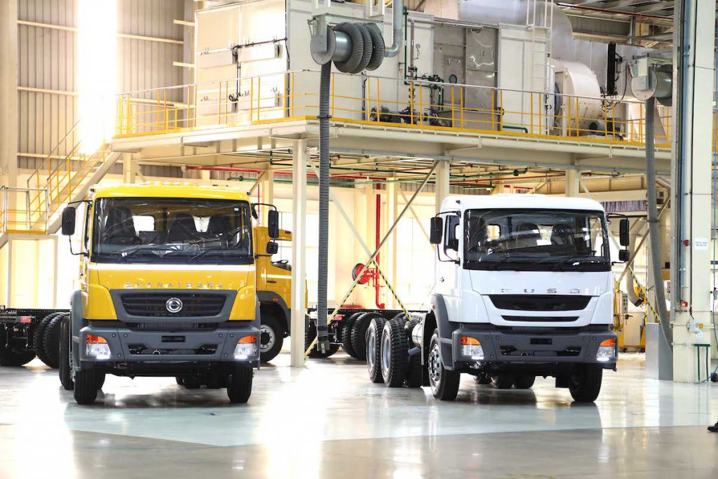 オラガダム工場で生産された左がバーラト・ベンツ車、右がFUSO車（2013年当時）