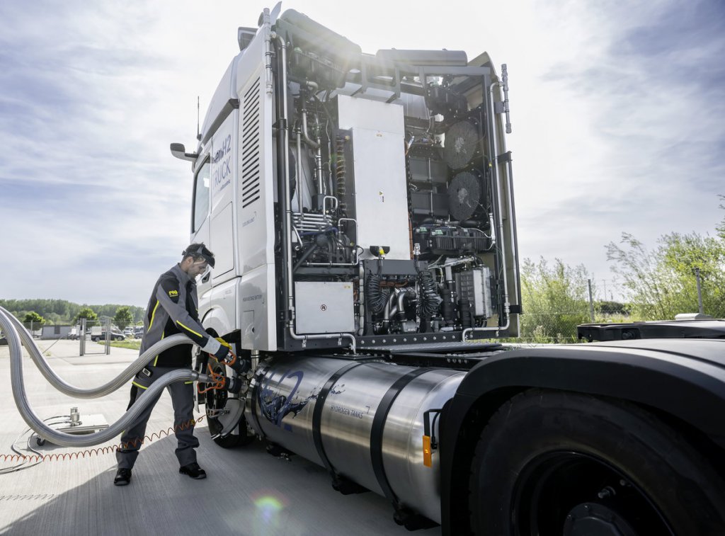 マイナス253℃の液体水素で大型トラックを動かす! ベンツの新世代燃料電池トラックが試験走行を開始!!