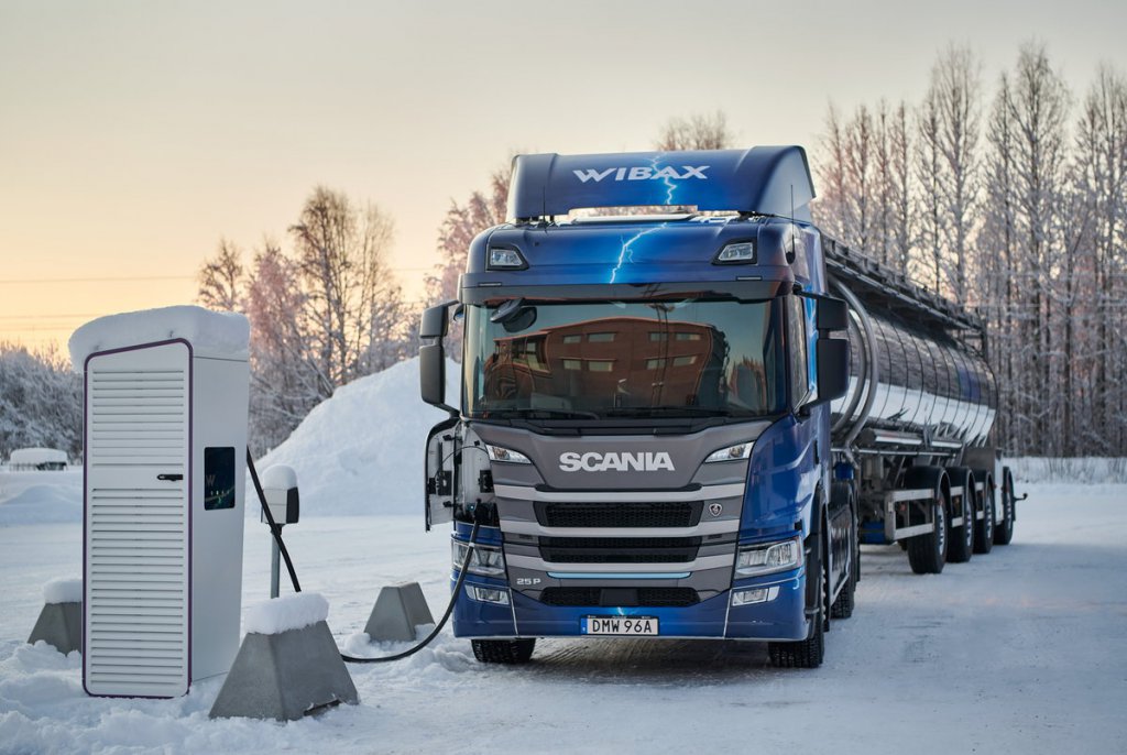 競合するトラックメーカー3社がインフラ整備で提携!! 欧州で進むオープンな充電網の思惑は？