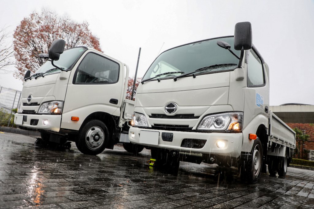 デュトロ2トン積車（左）と日野のトラック製品として現時点で唯一発売されるディーゼル車・デュトロ1.5トン積車（右）。トヨタ製エンジンを搭載する日野現行車で最も小さいトラック製品である