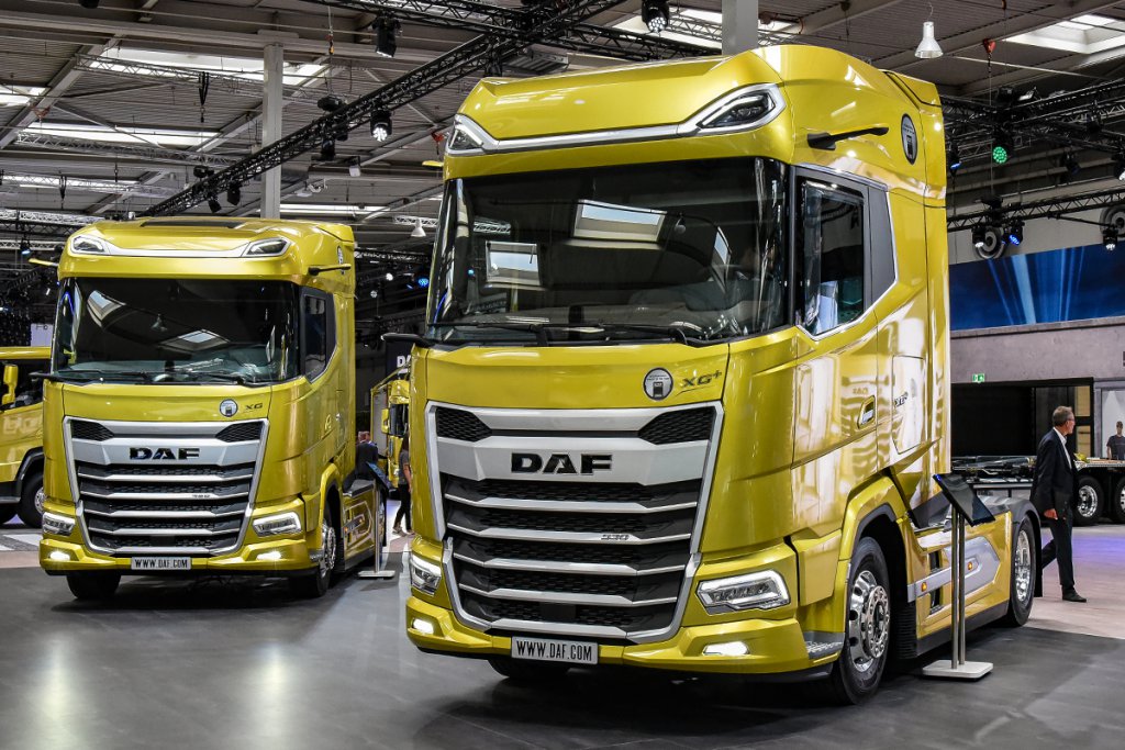欧州の「インターナショナル・トラック・オブ・ザ・イヤー2022」に選出されたDAFの新大型トラック「XFシリーズ」のフラッグシップモデル「XGプラス」（向かって右）、「XG」（同左）