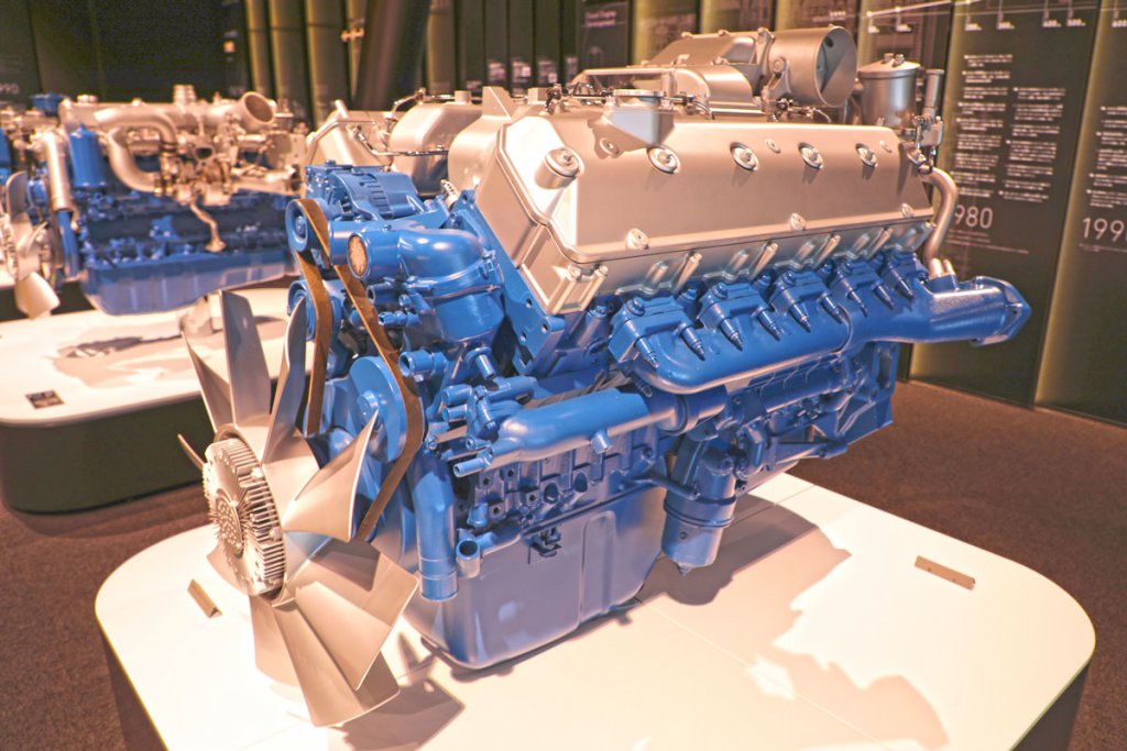 いすゞ自動車が1997年発売の大型セミトラクタ「ギガトラクタ」に搭載した「10TD1」型V10ディーゼルエンジン。排気量30390ccは公道用車両エンジンとして過去最大。最高出力は600PSを発揮した