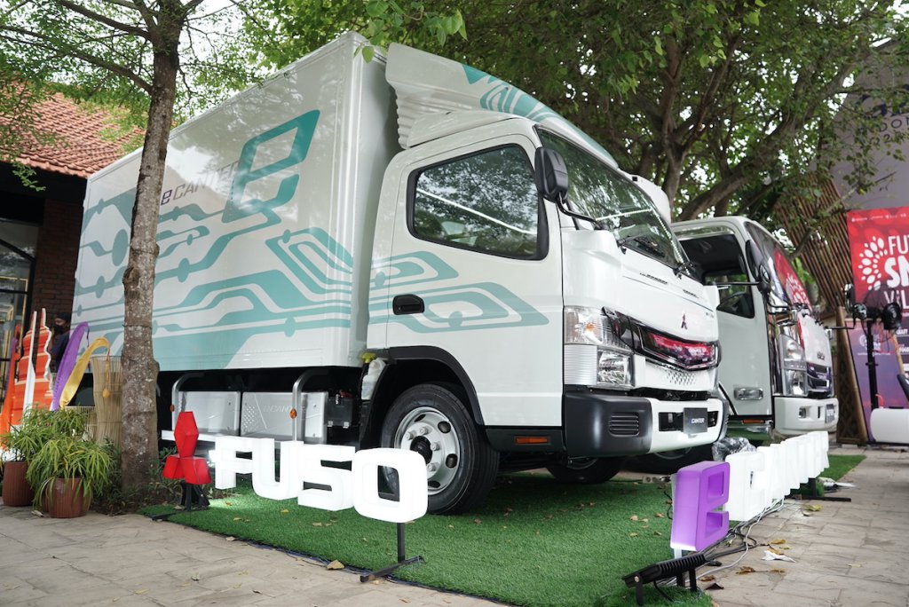 G20バリ・サミットに三菱ふそうの小型EVトラックも出席!?　関連の展示会でeキャンターをお披露目