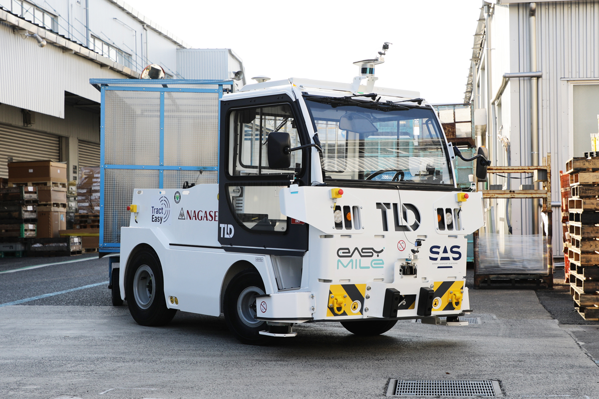 エンジンの工場内搬送の人員を削減!! 三菱ふそうが自動運転×遠隔管制