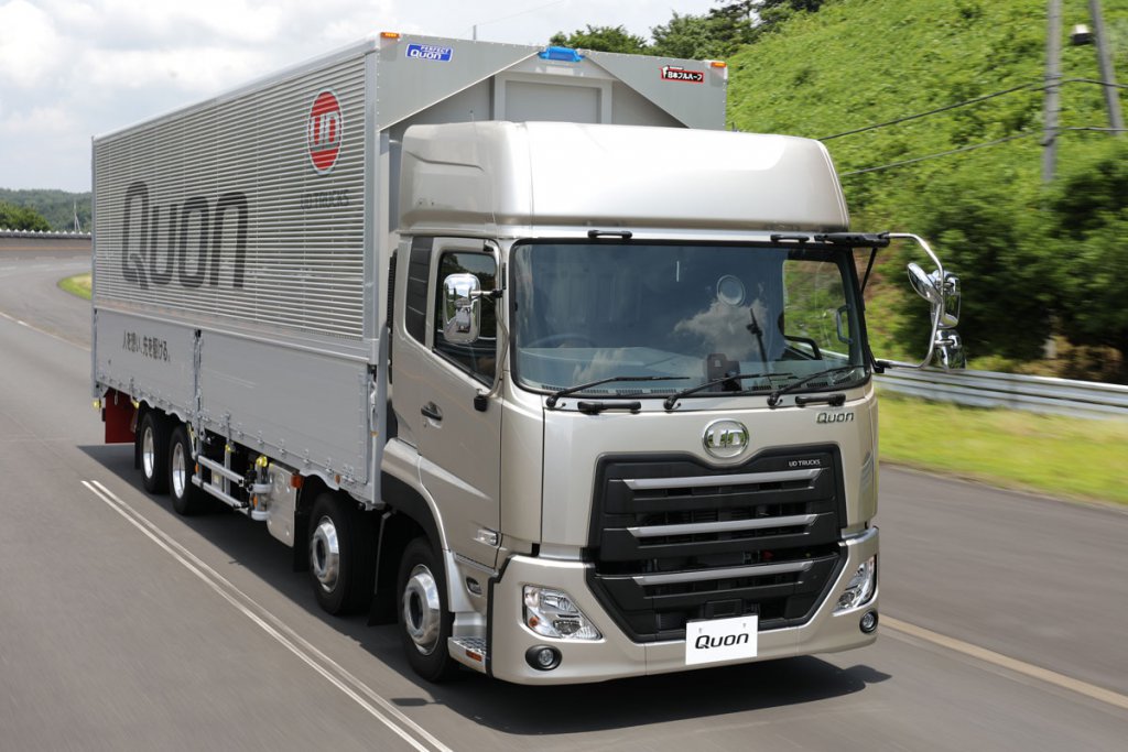 UDトラックスの大型トラック「クオン」。日本の長距離輸送の定番である単車系4軸低床長尺カーゴ車仕様だ
