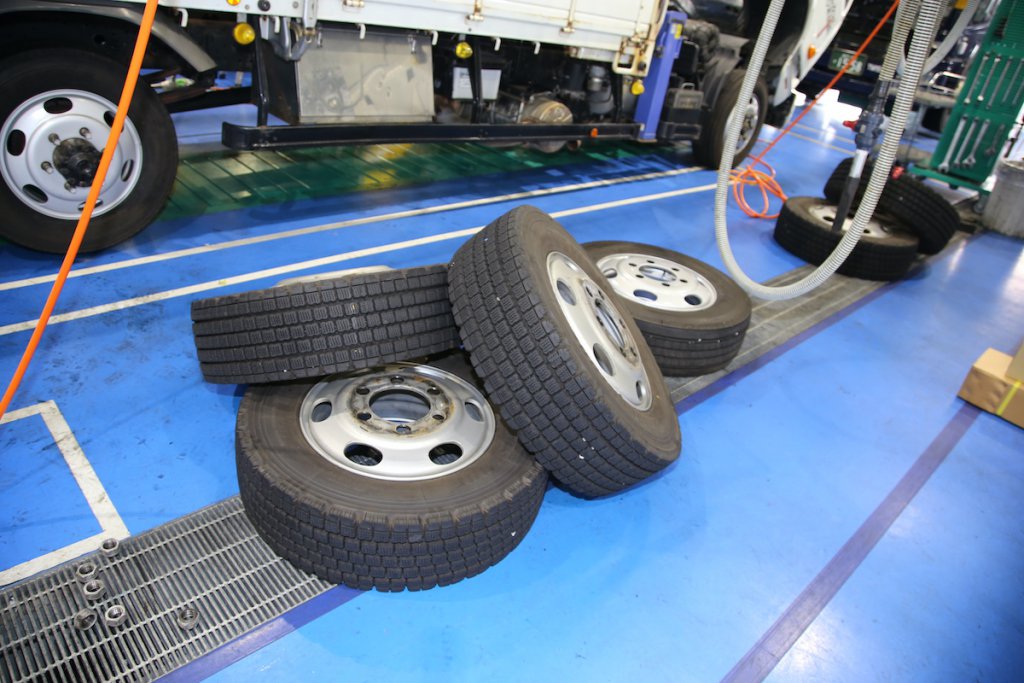 冬タイヤの履き替え時期に脱落事故は増加する。履き替えの際は点検を入念にする必要がある