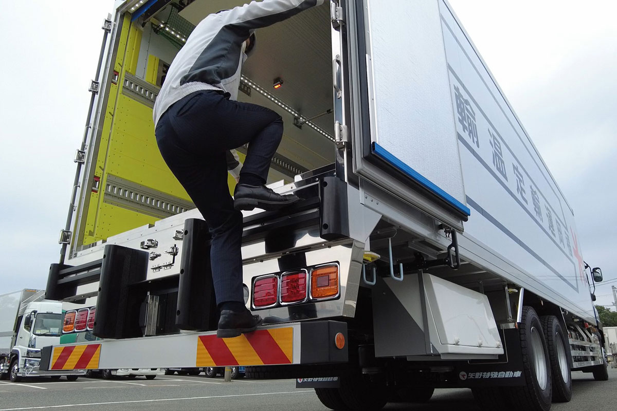 老舗架装メーカーのノウハウが凝縮!! 矢野特殊自動車の最新大型冷凍車