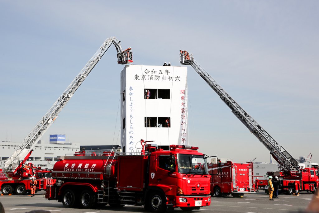 東京消防庁出初式2023で行なわれた大掛かりな消防演技