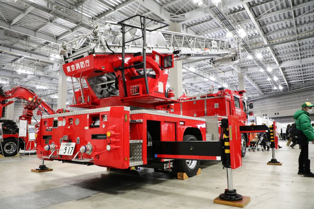 屋内展示場には最新の消防車なのどが多数展示。写真はモリタの30m級のはしご車