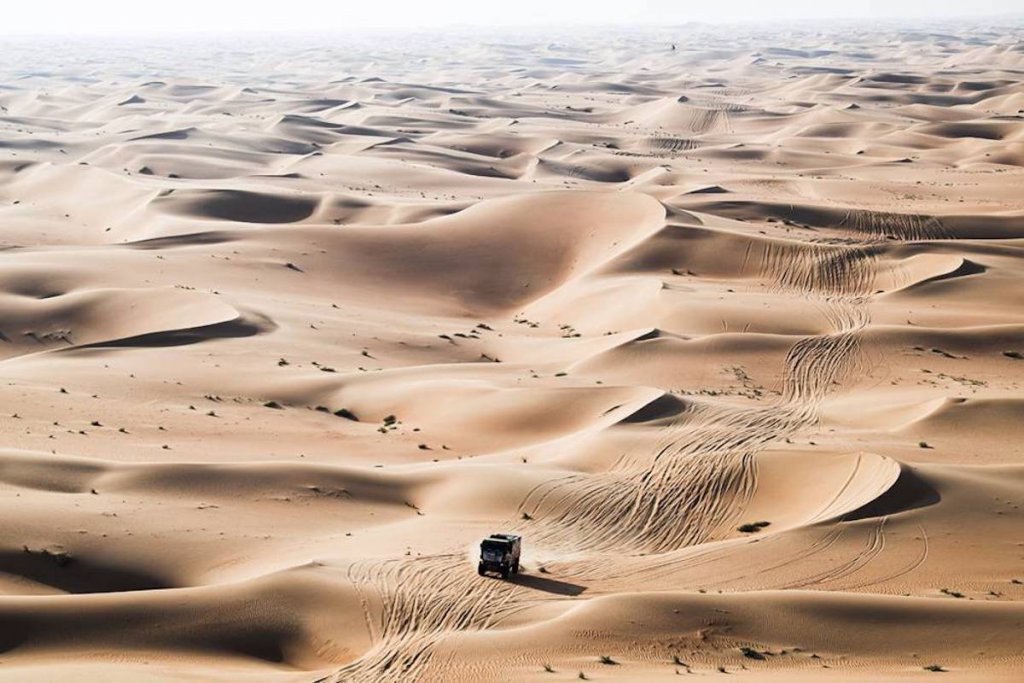 ステージ10で難所エンプティクオーターに突入。広大な砂丘郡が広がる砂漠地帯だ
