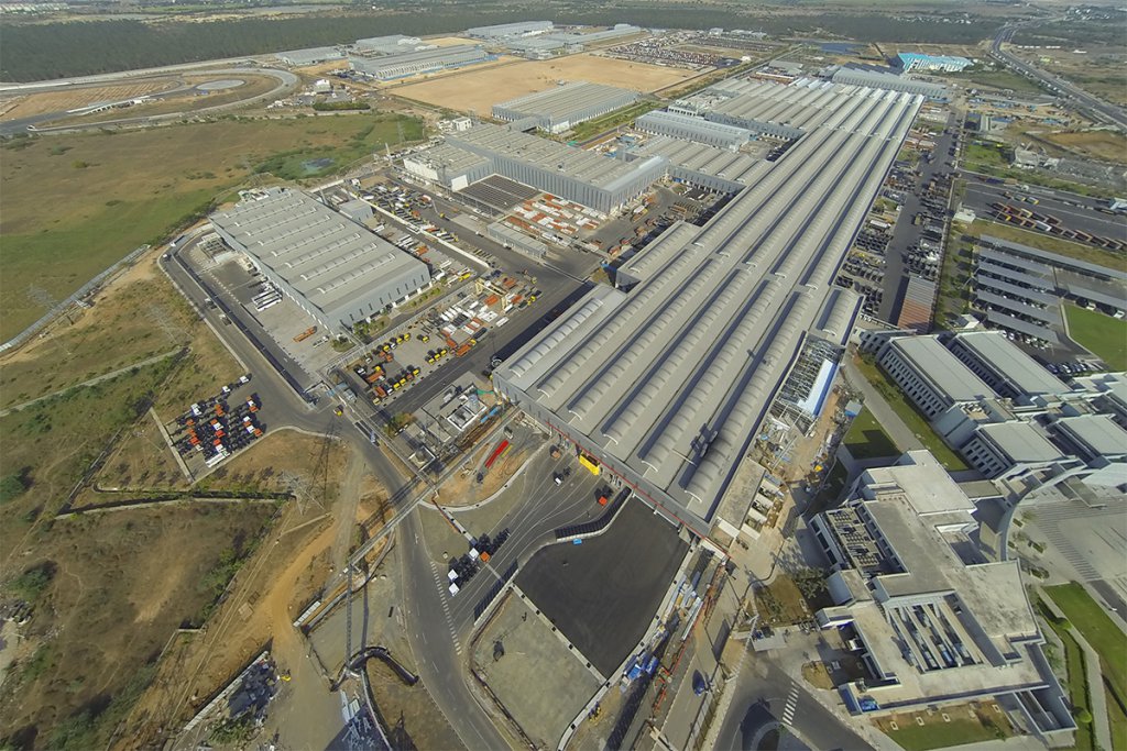 DICV・オラガダム工場。写真の巨大な建屋にトラック生産ラインがあり、バス生産ラインは写真上端にみえる二つの建屋にある