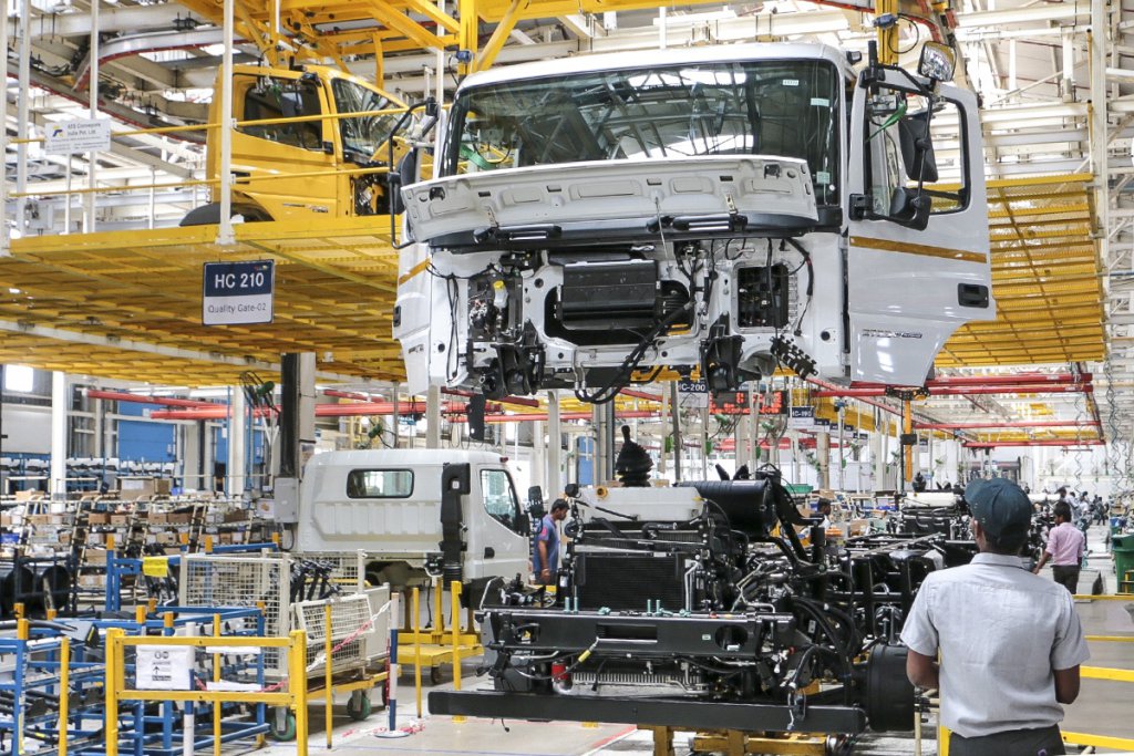 DICV・オラガダム工場の大型トラック生産ライン。写真はシャシーにキャブを結合する工程で「マリッジライン」の通称で呼ばれている