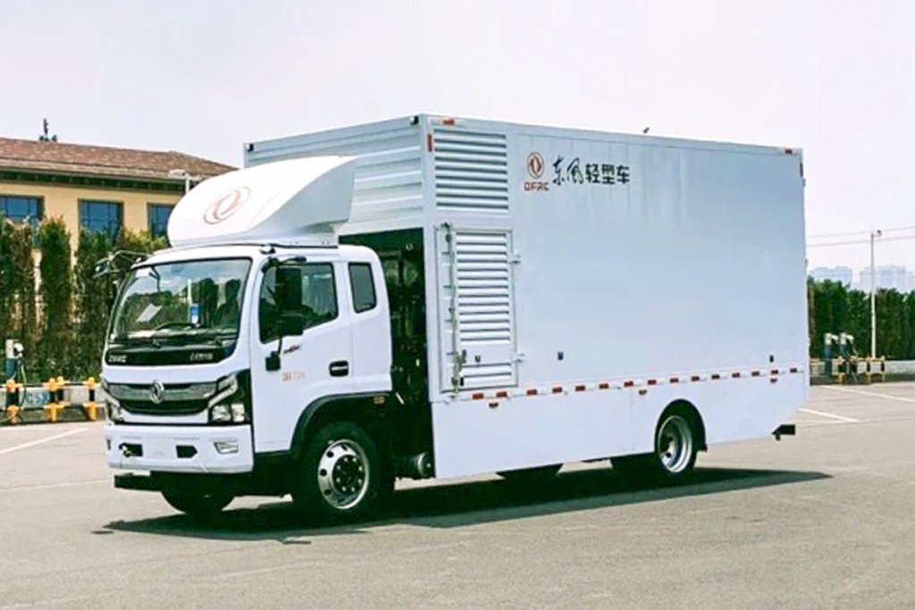 東風汽車集団が2021年8月に発表した、東風自社開発の出力80kW級FCシステムを搭載する車両総重量12トン中型トラックの実証試験車（写真：東風汽車集団）