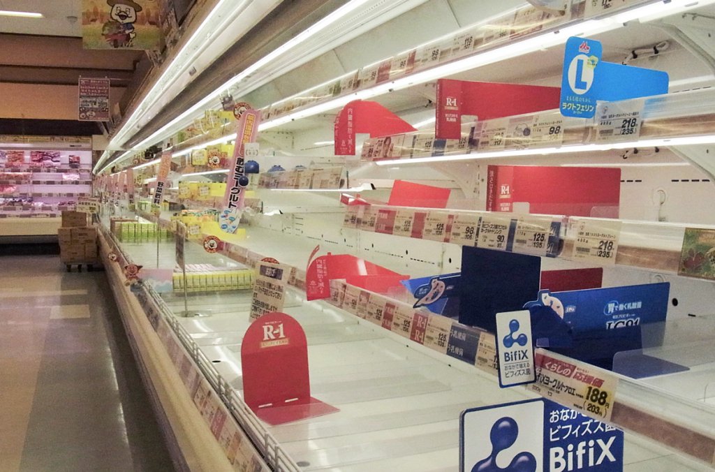 災害時のスーパーマーケットの陳列棚。棚からは商品が消えた……