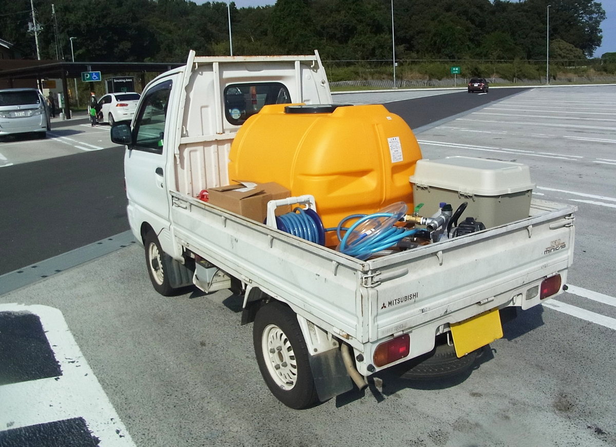 農業用タンクを積んだ軽トラック。洗浄用の生活用水はこういった運搬方法も有効である