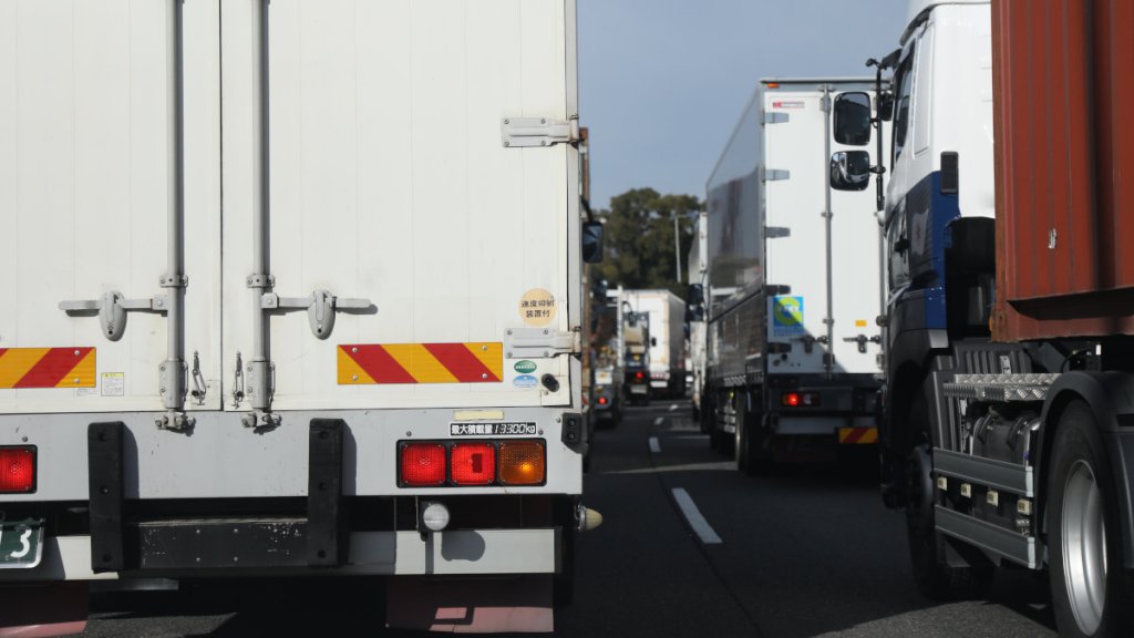 トラック輸送の効率化は義務!?　物流の2024年問題で政府が関連する法律の整備を検討中