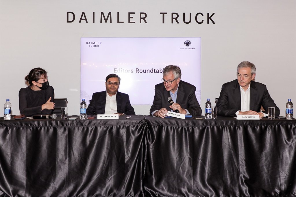 記者会見にのぞむダイムラートラックのダウム代表（中央右）、DTAのデッペン社長・CEO（右端）、DICVのアーリャ社長・CEO（中央左）