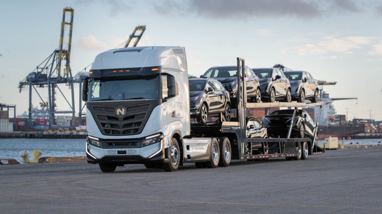 新型アリアを運ぶトラックは？　北米日産が新車輸送で初めての大型電気トラックを導入！