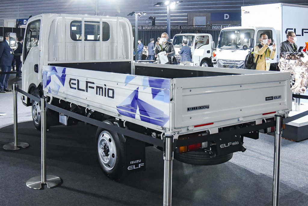 展示されたエルフmioは、「高床シングルタイヤ車」に平ボディを架装したもので、最大積載量1300kgのラベルが貼られていた