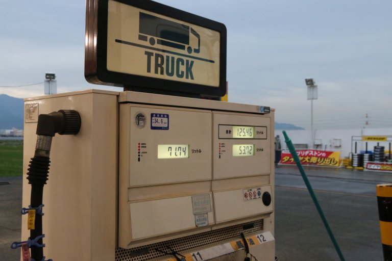 高騰する燃料価格は運賃に含みなさい!!　国交省がトラック輸送の燃料サーチャージ計算方法を告示