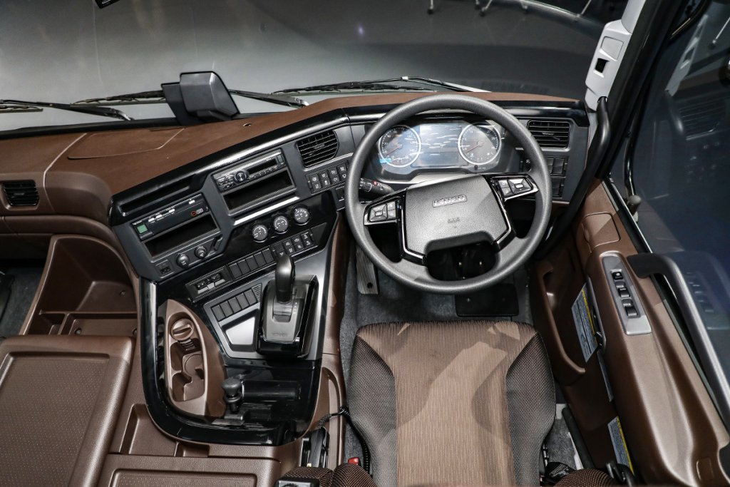 新型ギガ・セミトラクタ4×2の運転席。基本デザインはクオンと同じだが、ブラウン系インテリアカラーはギガ単車系と共通するイメージだ