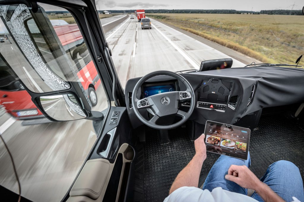レベル4自動運転では一定条件下で運転操作をシステムに完全に委ねる事が可能となる。写真はダイムラーが2014年に行なった自動運転トラックの公道走行デモンストレーション